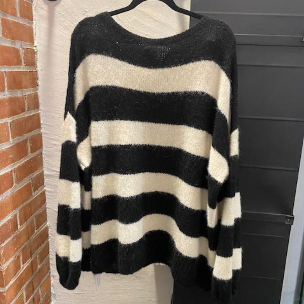 Meggy Oversized Sweater - Picture 3 of 12